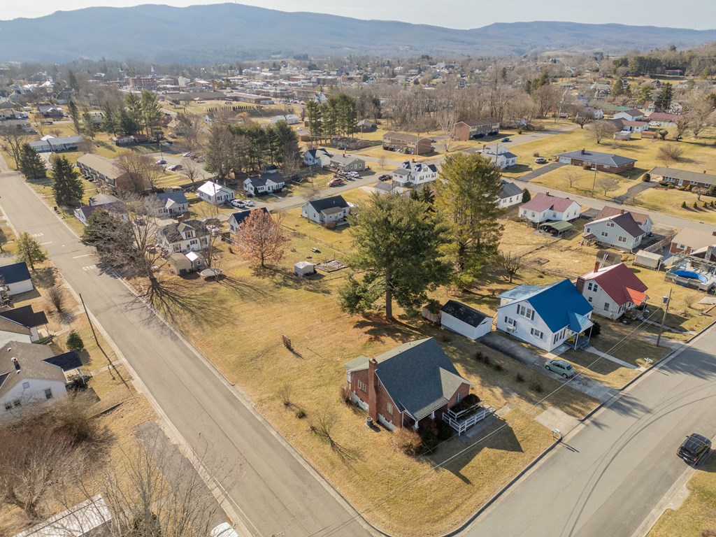 Wytheville, Virginia 24382, United States, 3 Bedrooms Bedrooms, ,1 BathroomBathrooms,Residential,Pending,77076
