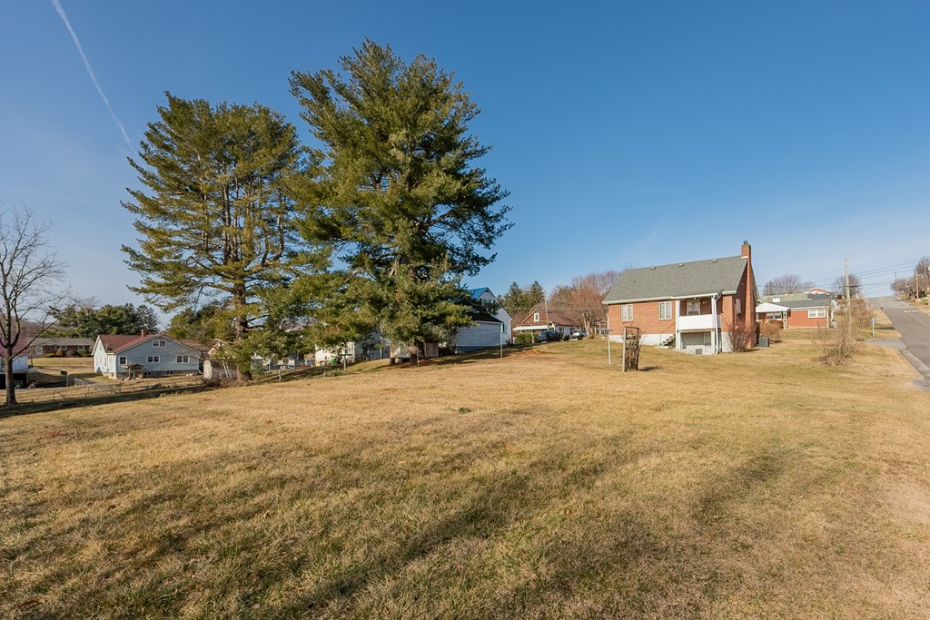 Wytheville, Virginia 24382, United States, 3 Bedrooms Bedrooms, ,1 BathroomBathrooms,Residential,Pending,77076