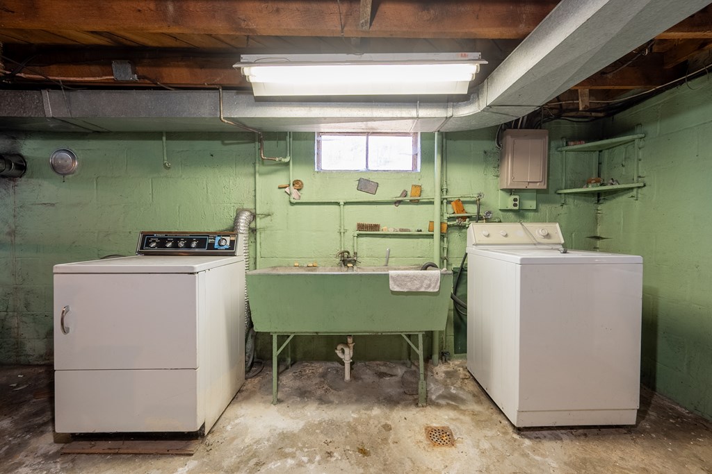 Wytheville, Virginia 24382, United States, 3 Bedrooms Bedrooms, ,1 BathroomBathrooms,Residential,Pending,77076