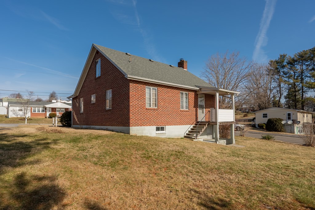 Wytheville, Virginia 24382, United States, 3 Bedrooms Bedrooms, ,1 BathroomBathrooms,Residential,Pending,77076