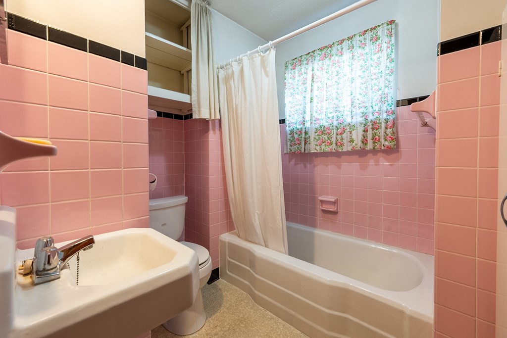 Wytheville, Virginia 24382, United States, 3 Bedrooms Bedrooms, ,1 BathroomBathrooms,Residential,Pending,77076