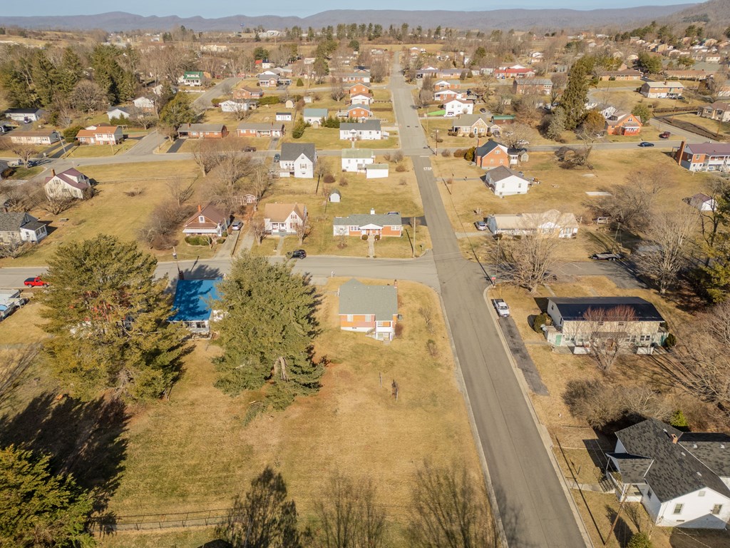 Wytheville, Virginia 24382, United States, 3 Bedrooms Bedrooms, ,1 BathroomBathrooms,Residential,Pending,77076