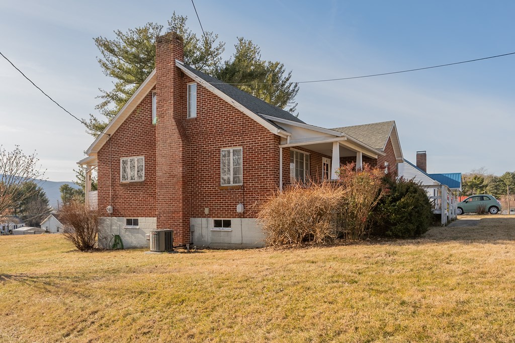 Wytheville, Virginia 24382, United States, 3 Bedrooms Bedrooms, ,1 BathroomBathrooms,Residential,Pending,77076