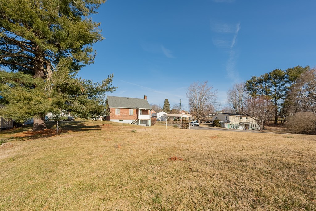 Wytheville, Virginia 24382, United States, 3 Bedrooms Bedrooms, ,1 BathroomBathrooms,Residential,Pending,77076