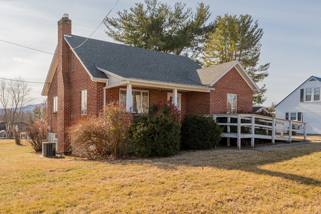 Wytheville, Virginia 24382, United States, 3 Bedrooms Bedrooms, ,1 BathroomBathrooms,Residential,Pending,77076