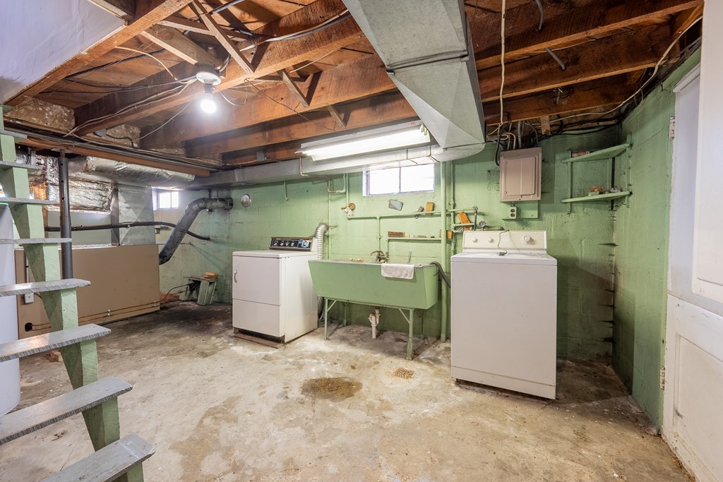 Wytheville, Virginia 24382, United States, 3 Bedrooms Bedrooms, ,1 BathroomBathrooms,Residential,Pending,77076