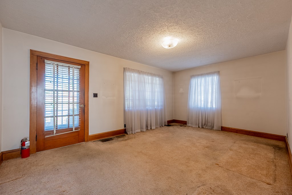 Wytheville, Virginia 24382, United States, 3 Bedrooms Bedrooms, ,1 BathroomBathrooms,Residential,Pending,77076