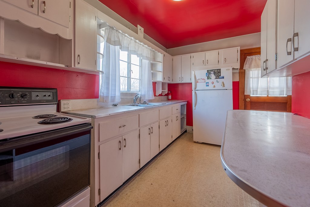 Wytheville, Virginia 24382, United States, 3 Bedrooms Bedrooms, ,1 BathroomBathrooms,Residential,Pending,77076