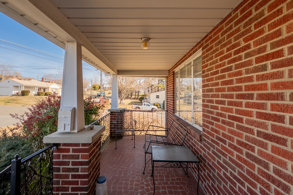 Wytheville, Virginia 24382, United States, 3 Bedrooms Bedrooms, ,1 BathroomBathrooms,Residential,Pending,77076