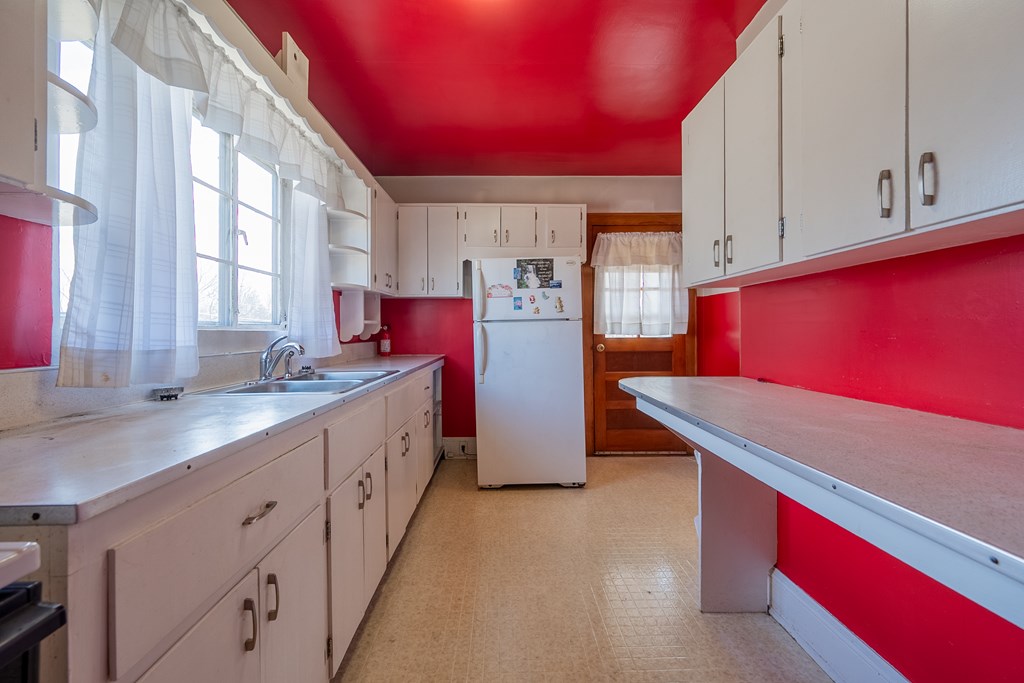 Wytheville, Virginia 24382, United States, 3 Bedrooms Bedrooms, ,1 BathroomBathrooms,Residential,Pending,77076