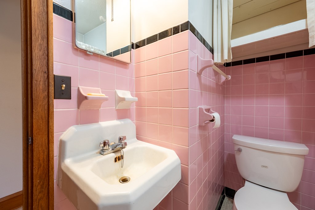 Wytheville, Virginia 24382, United States, 3 Bedrooms Bedrooms, ,1 BathroomBathrooms,Residential,Pending,77076