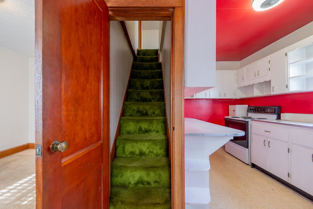 Wytheville, Virginia 24382, United States, 3 Bedrooms Bedrooms, ,1 BathroomBathrooms,Residential,Pending,77076