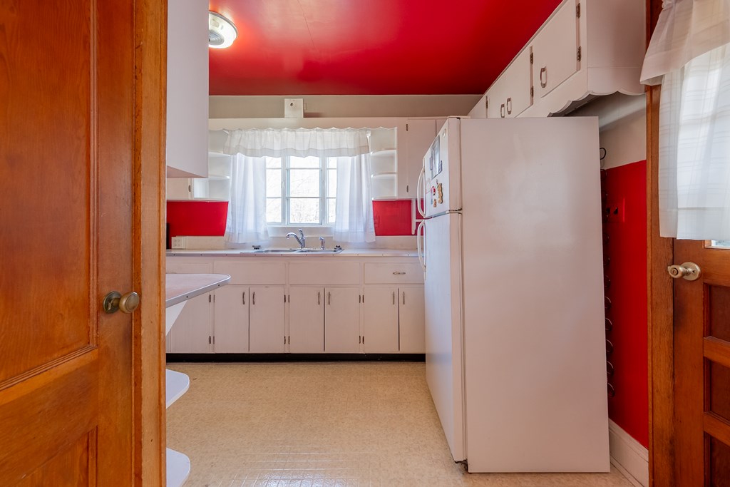 Wytheville, Virginia 24382, United States, 3 Bedrooms Bedrooms, ,1 BathroomBathrooms,Residential,Pending,77076