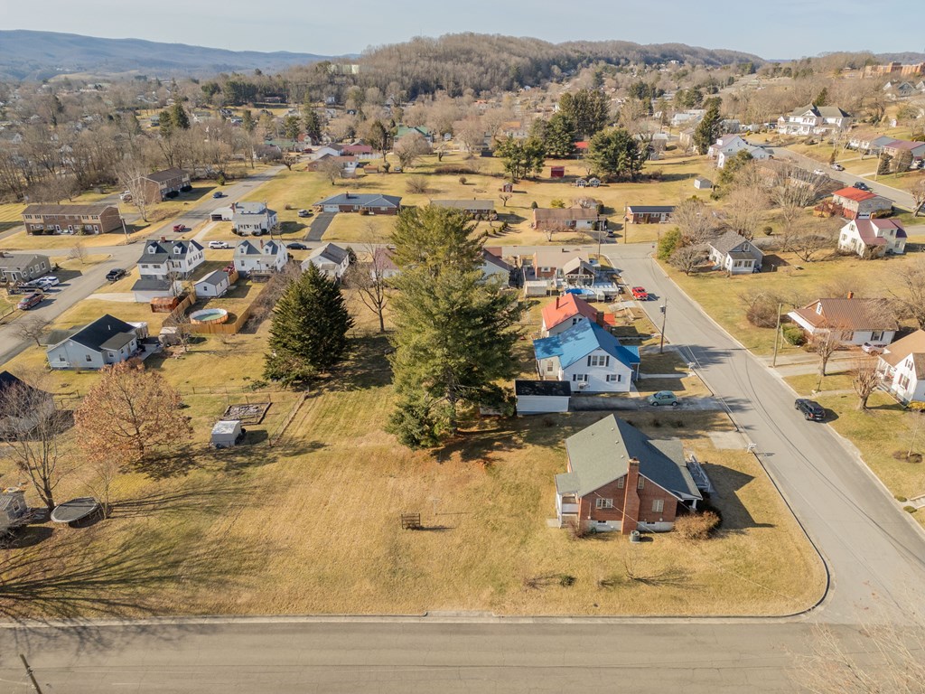 Wytheville, Virginia 24382, United States, 3 Bedrooms Bedrooms, ,1 BathroomBathrooms,Residential,Pending,77076