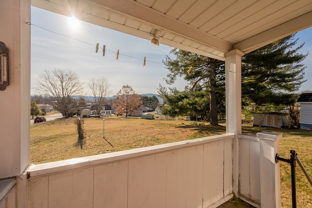 Wytheville, Virginia 24382, United States, 3 Bedrooms Bedrooms, ,1 BathroomBathrooms,Residential,Pending,77076