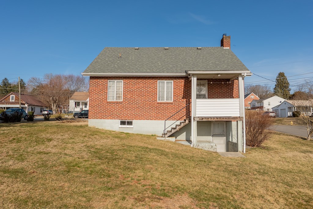 Wytheville, Virginia 24382, United States, 3 Bedrooms Bedrooms, ,1 BathroomBathrooms,Residential,Pending,77076