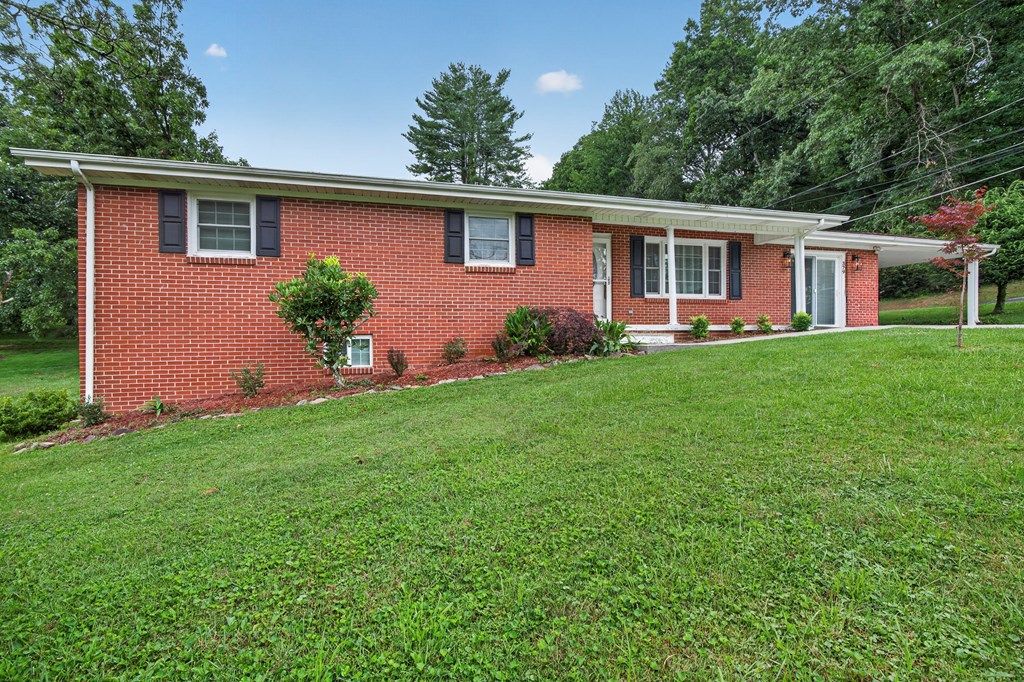 Photo of 379 NE Morningside Lane, Abingdon, VA 24210 (MLS # 111005)