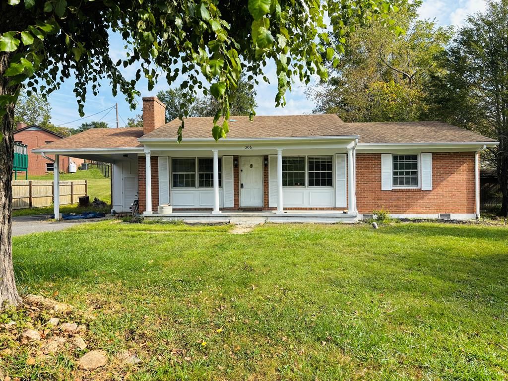 Photo of 506 Parkwood Drive, Galax, VA 24333 (MLS # 103443)