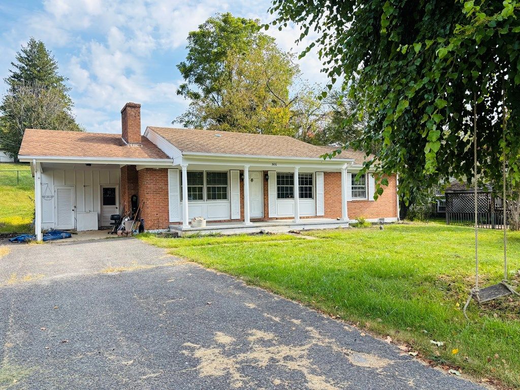 Photo of 506 Parkwood Drive, Galax, VA 24333 (MLS # 103443)