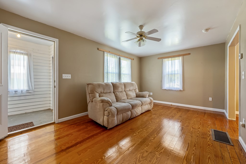 Ivanhoe, Virginia 24350, United States, 2 Bedrooms Bedrooms, ,1 BathroomBathrooms,Residential,Active,203306