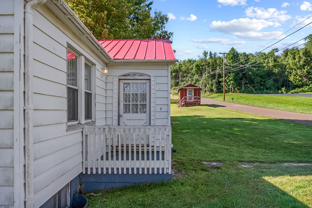 Ivanhoe, Virginia 24350, United States, 2 Bedrooms Bedrooms, ,1 BathroomBathrooms,Residential,Active,203306