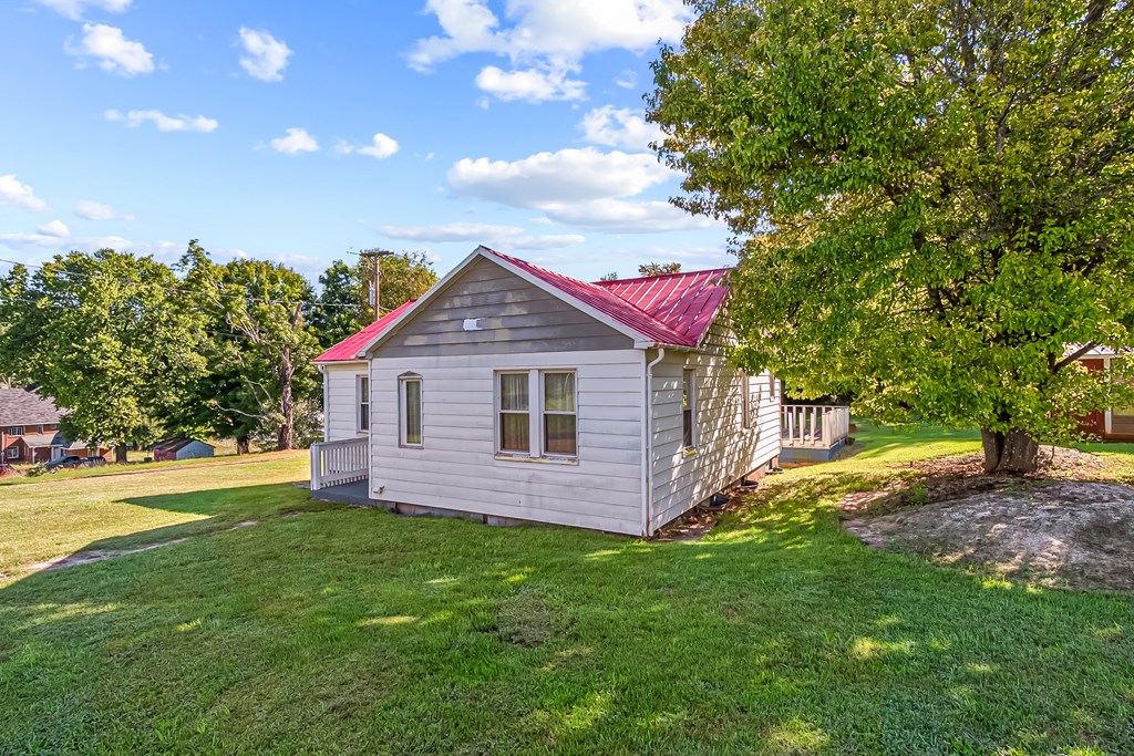 Ivanhoe, Virginia 24350, United States, 2 Bedrooms Bedrooms, ,1 BathroomBathrooms,Residential,Active,203306