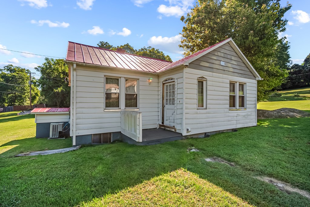 Ivanhoe, Virginia 24350, United States, 2 Bedrooms Bedrooms, ,1 BathroomBathrooms,Residential,Active,203306