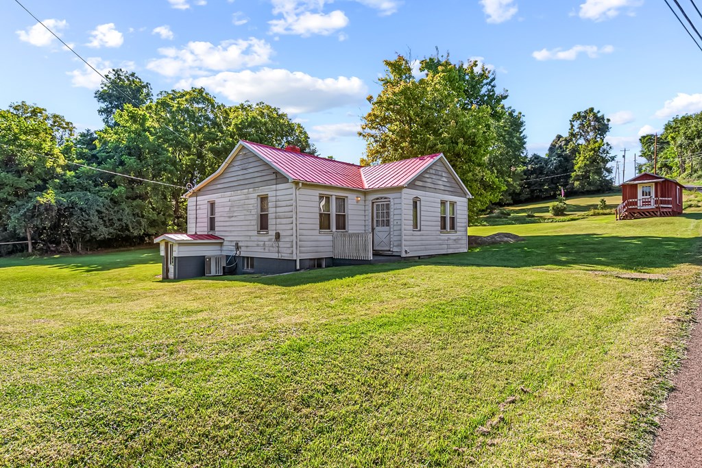 Ivanhoe, Virginia 24350, United States, 2 Bedrooms Bedrooms, ,1 BathroomBathrooms,Residential,Active,203306