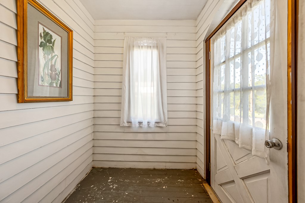 Ivanhoe, Virginia 24350, United States, 2 Bedrooms Bedrooms, ,1 BathroomBathrooms,Residential,Active,203306