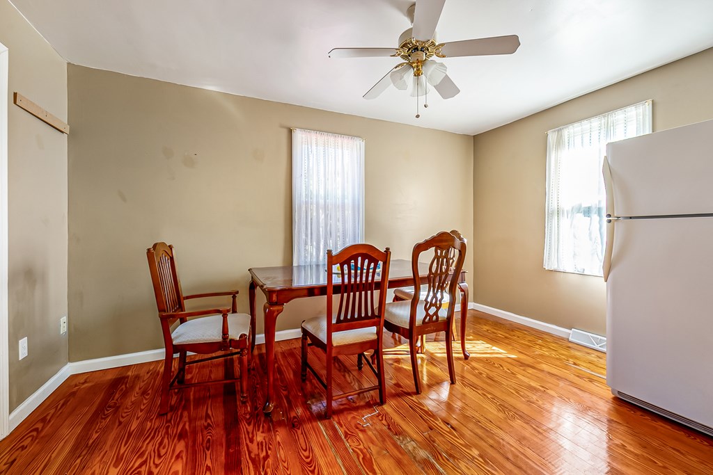 Ivanhoe, Virginia 24350, United States, 2 Bedrooms Bedrooms, ,1 BathroomBathrooms,Residential,Active,203306