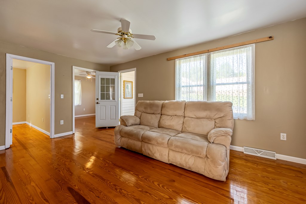 Ivanhoe, Virginia 24350, United States, 2 Bedrooms Bedrooms, ,1 BathroomBathrooms,Residential,Active,203306