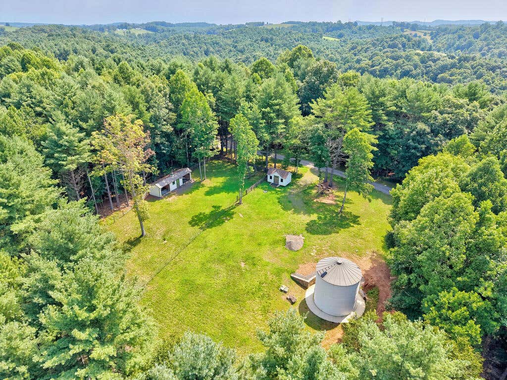 Photo of 596 Pinecrest Dr #15, Galax, VA 24333 (MLS # 111488)