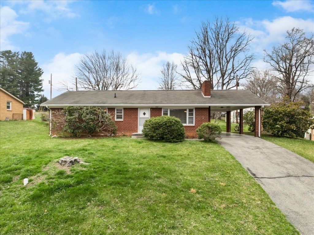 Photo of 1513 Overton Drive, Pulaski, VA 24301 (MLS # 109212)