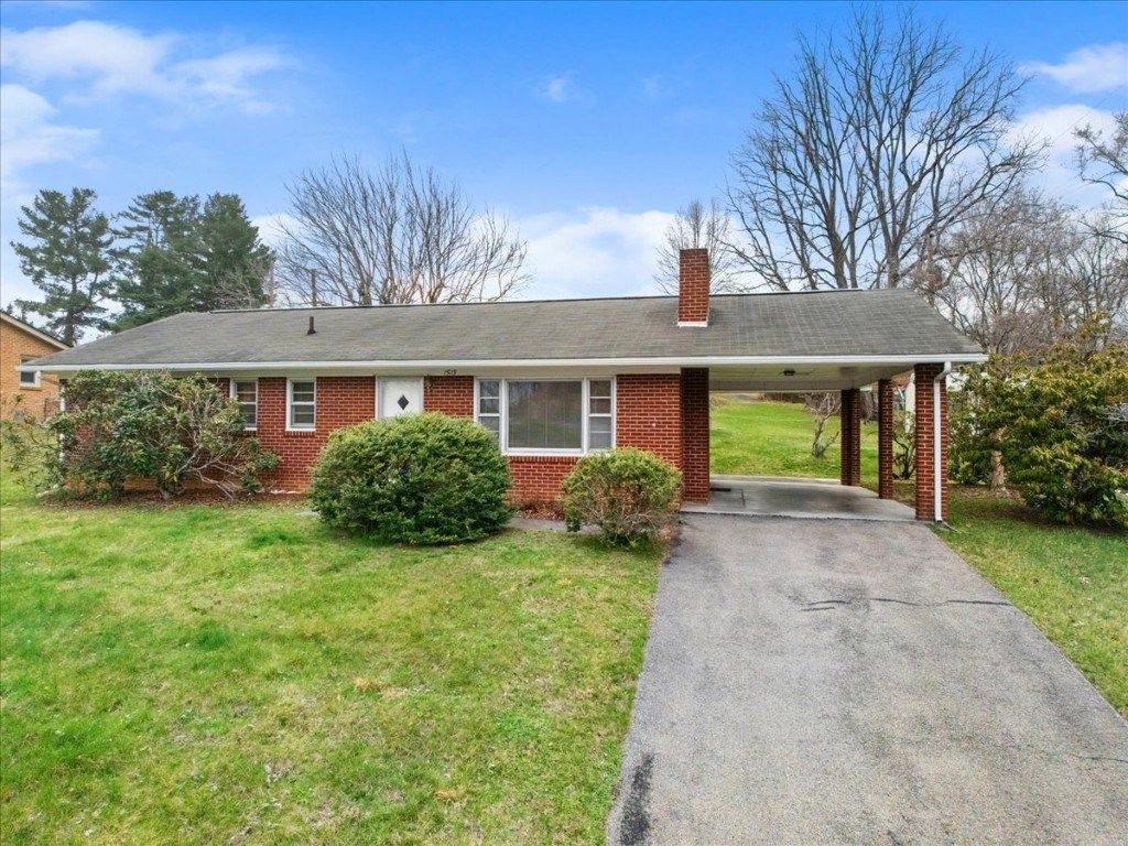 Photo of 1513 Overton Drive, Pulaski, VA 24301 (MLS # 109212)