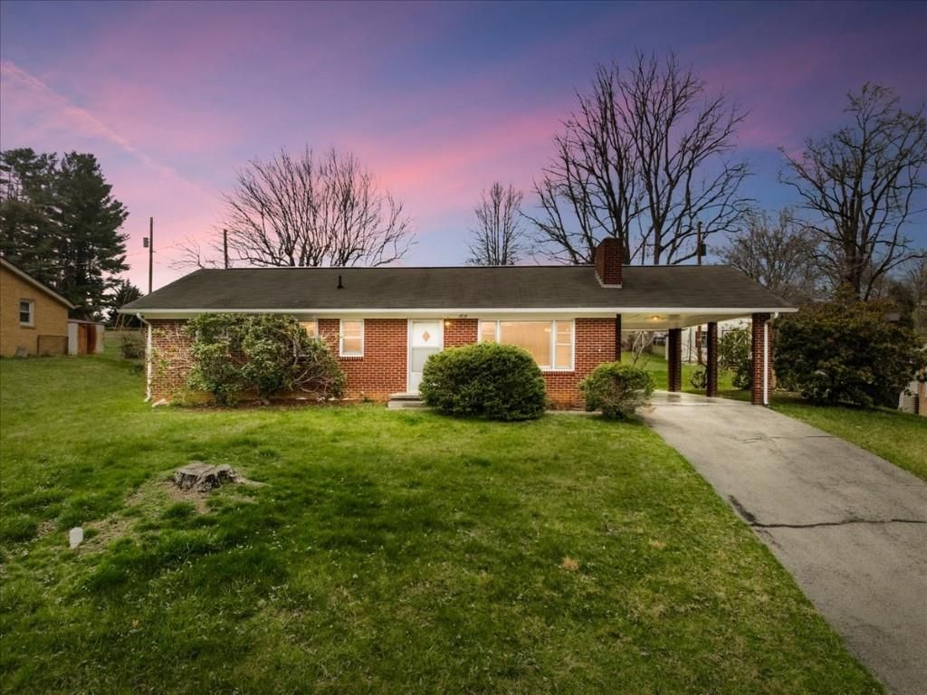 Photo of 1513 Overton Drive, Pulaski, VA 24301 (MLS # 109212)