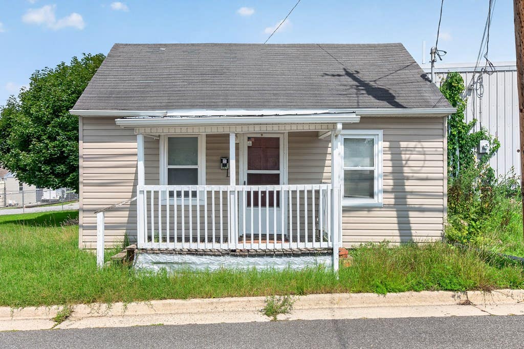 Photo of 650 E Spring ST, Wytheville, VA 24382 (MLS # 111272)