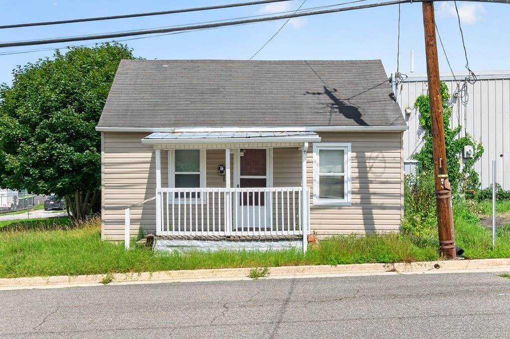 Photo of 650 E Spring ST, Wytheville, VA 24382 (MLS # 111272)