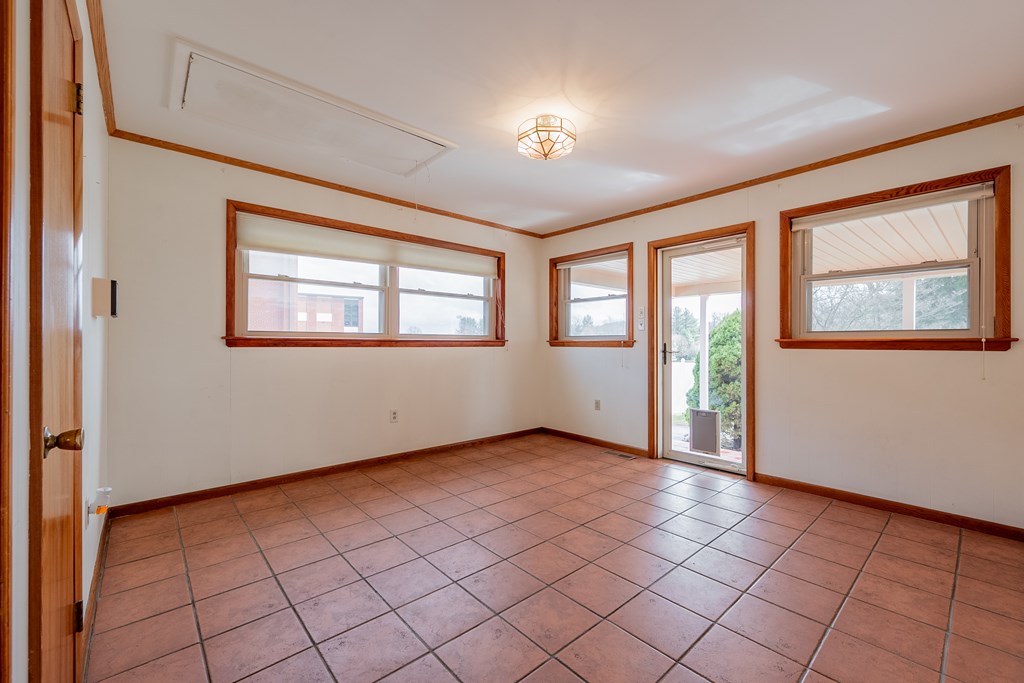 Rural Retreat, Virginia 24368, United States, 5 Bedrooms Bedrooms, ,3 BathroomsBathrooms,Residential,Contingent,7683