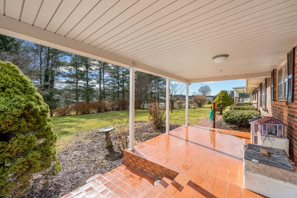 Rural Retreat, Virginia 24368, United States, 5 Bedrooms Bedrooms, ,3 BathroomsBathrooms,Residential,Contingent,7683