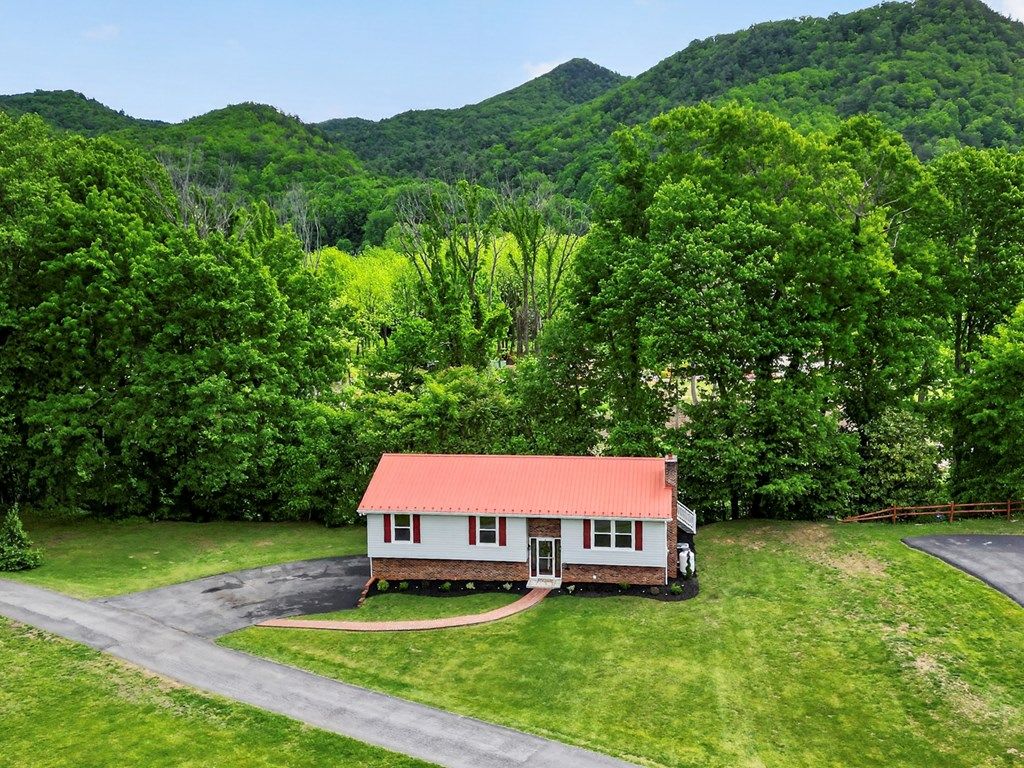 Photo of 142 Backer Lane, Damascus, VA 24236 (MLS # 110105)