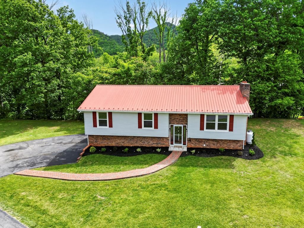 Photo of 142 Backer Lane, Damascus, VA 24236 (MLS # 110105)