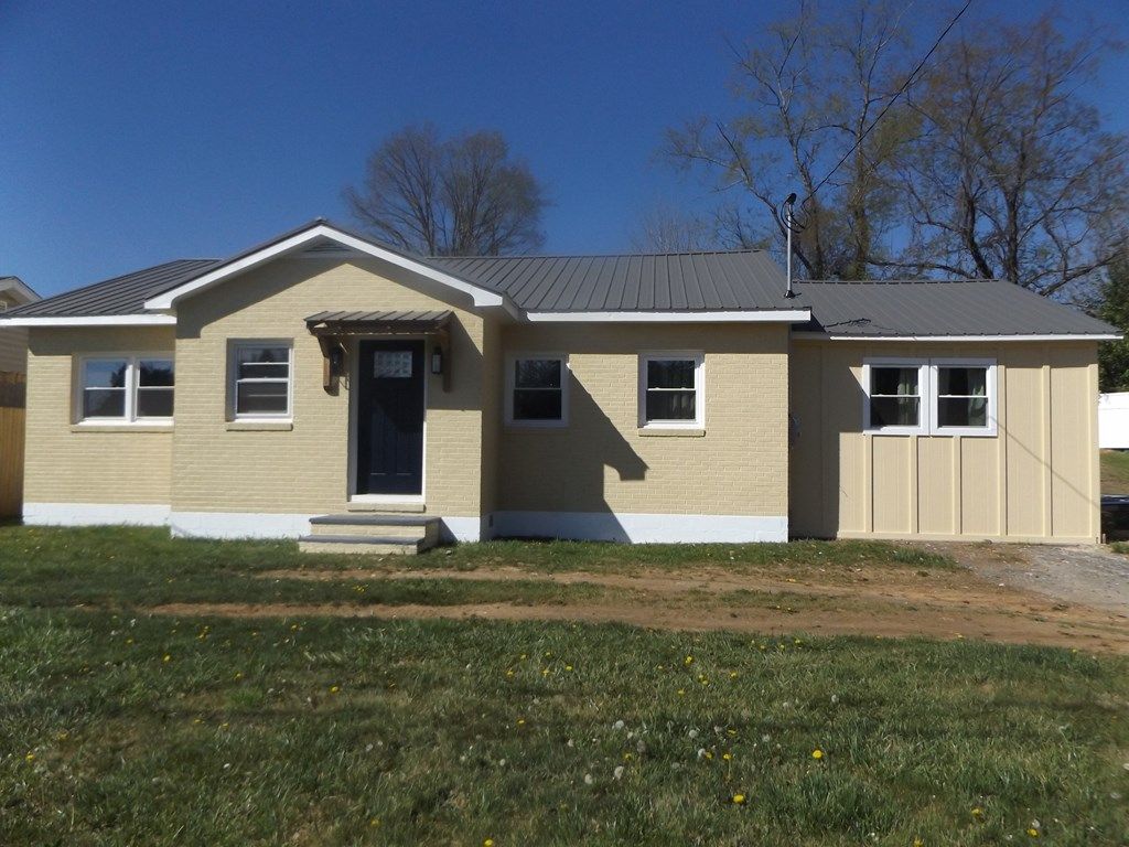 Photo of 700 West Grayson St, Hillsville, VA 24343 (MLS # 109642)
