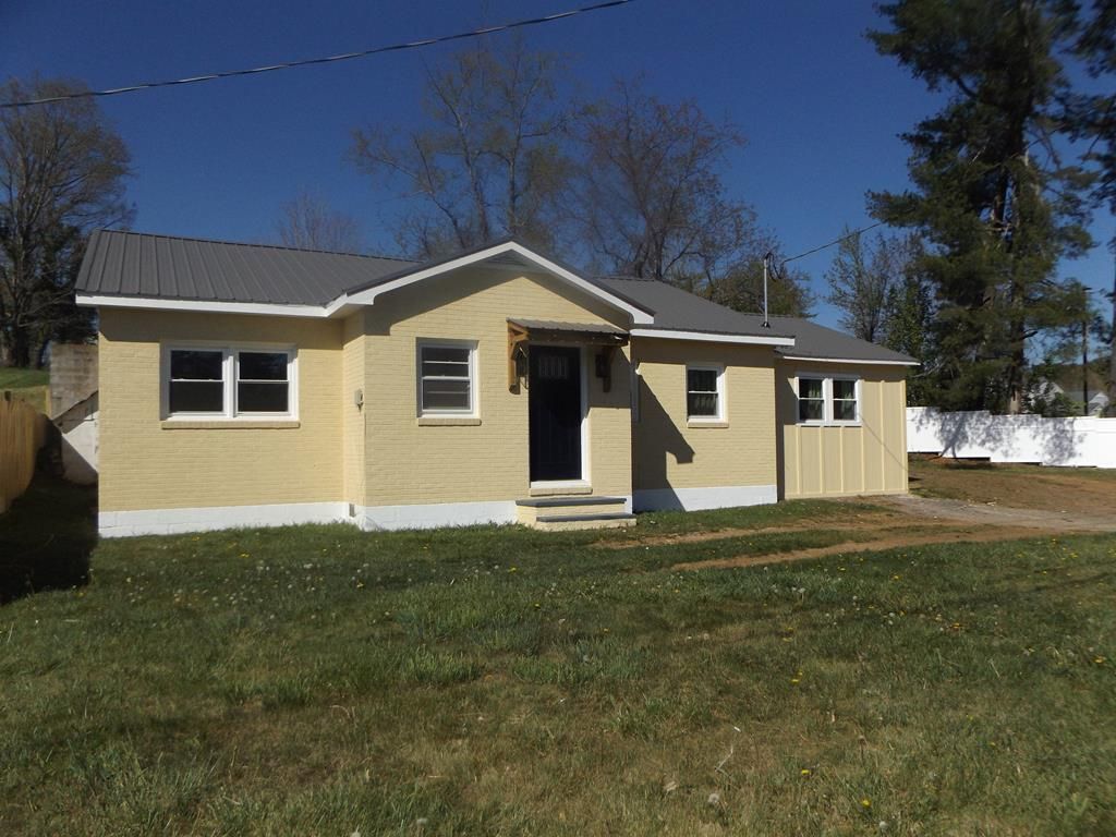 Photo of 700 West Grayson St, Hillsville, VA 24343 (MLS # 109642)