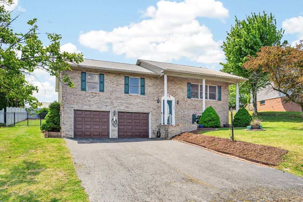 Photo of 185 Cove Hills Dr, Wytheville, VA 24382 (MLS # 109802)