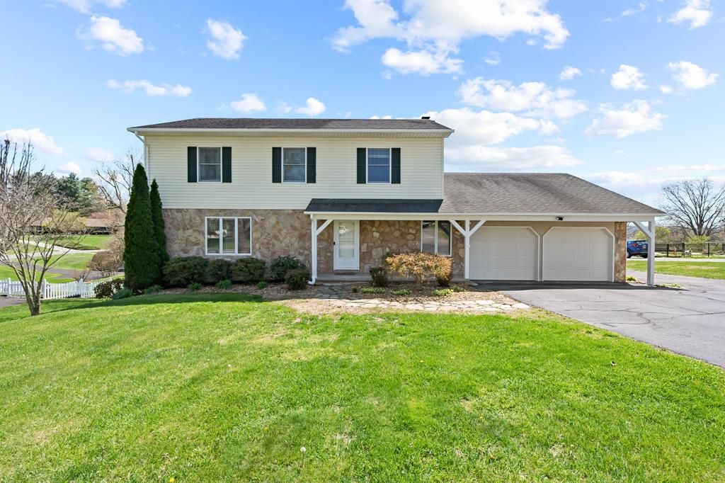 Photo of 225 Fairway Ln, Wytheville, VA 24382 (MLS # 109524)