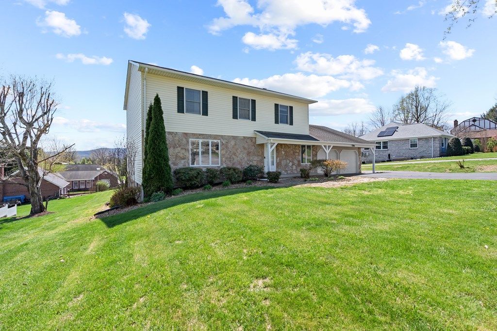 Photo of 225 Fairway Ln, Wytheville, VA 24382 (MLS # 109524)