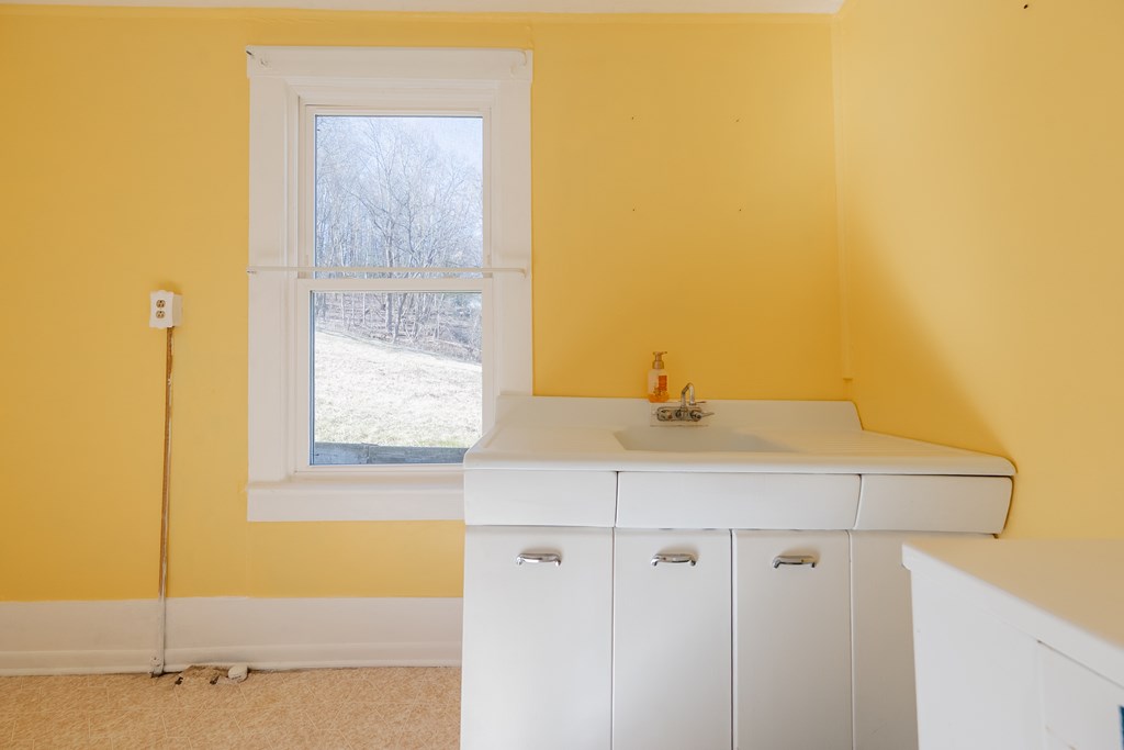 Austinville, Virginia 24312, United States, 3 Bedrooms Bedrooms, ,2 BathroomsBathrooms,Residential,Active,89209