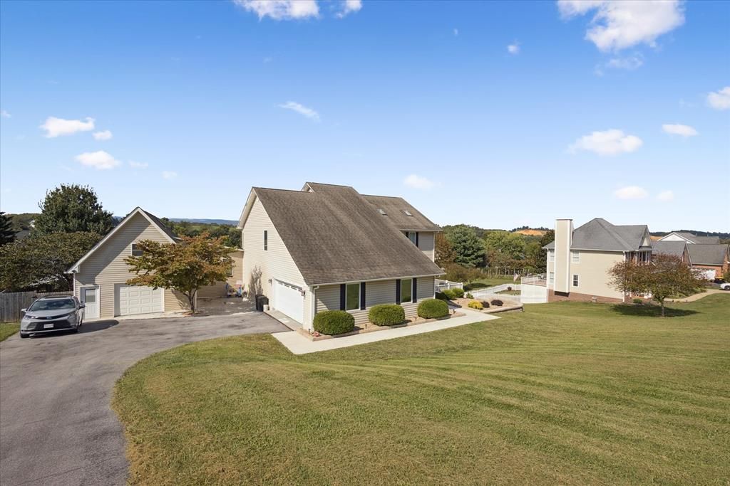 Photo of 18430 Whites Point Drive, Abingdon, VA 24211 (MLS # 103489)