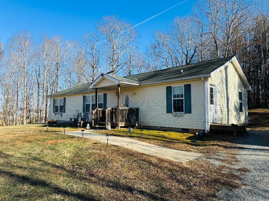 Photo of 515 Live Oak Ln, Galax, VA 24333 (MLS # 98561)