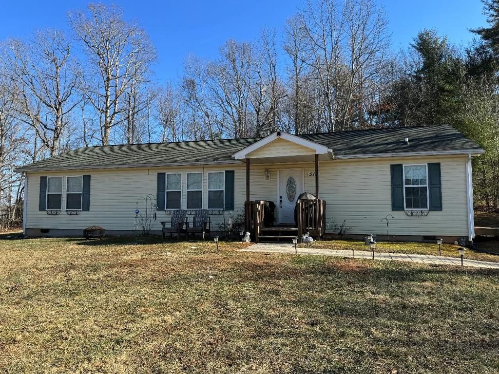 Photo of 515 Live Oak Ln, Galax, VA 24333 (MLS # 98561)